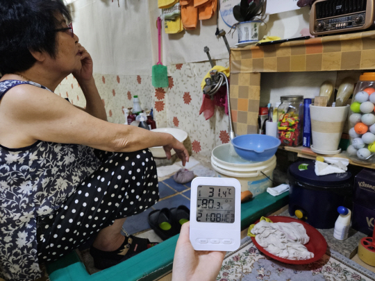 한밤중에도 31도... 판자촌의 82세 노인은 처음 상의를 벗었다 한밤중에도 31도... 판자촌의 82세 노인은 처음 상의를 벗었다