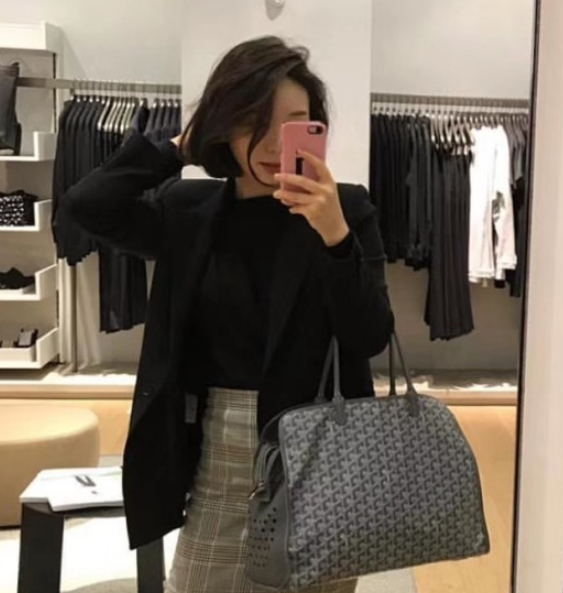  젠더리스한 디자인이 돋보이는 고야드 하디백 PM