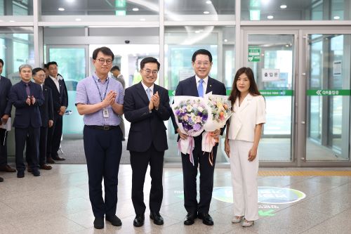 김동연 지사 제안에 <b>김영록 전남도지사</b> 1일 명예 경기도지사로... 