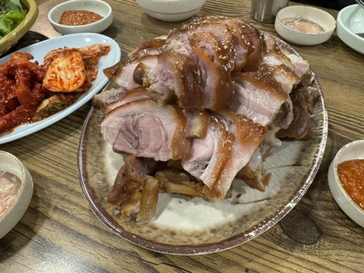  할머니왕족발보쌈  한약재로 푹 삶아낸 부드러운 족발의 수유맛집