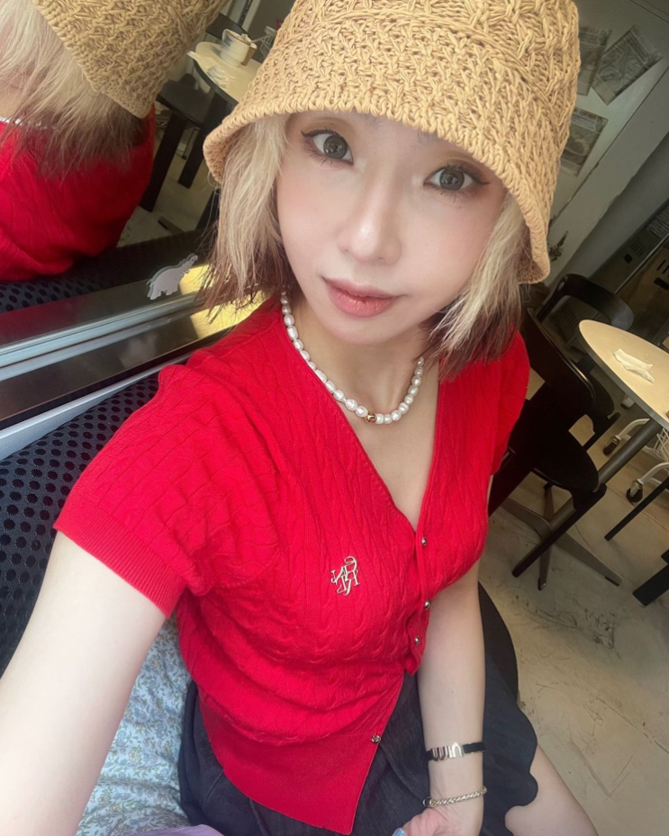  올 여름 여친룩으로 세련된 패션 디자이너 브랜드 제너럴아이디어의 여자 반팔 니트 케이블 가디건 정보 w. 공민지