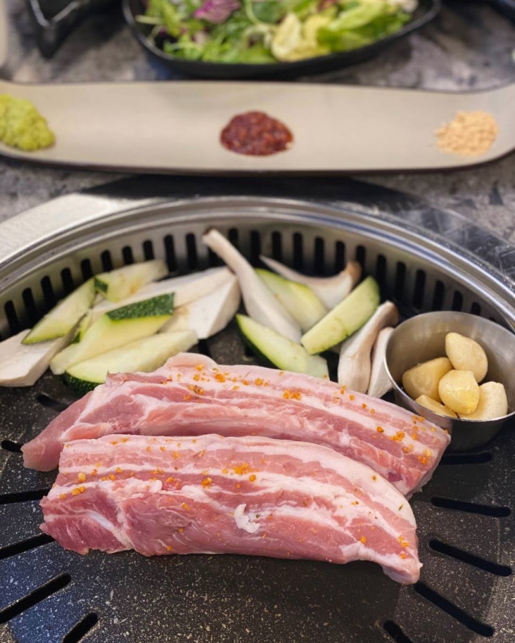  [종각 삼겹살맛집 철로만든돼지] 프리미엄 뼈삼겹 짱맛! 종각모임장소로 추천!