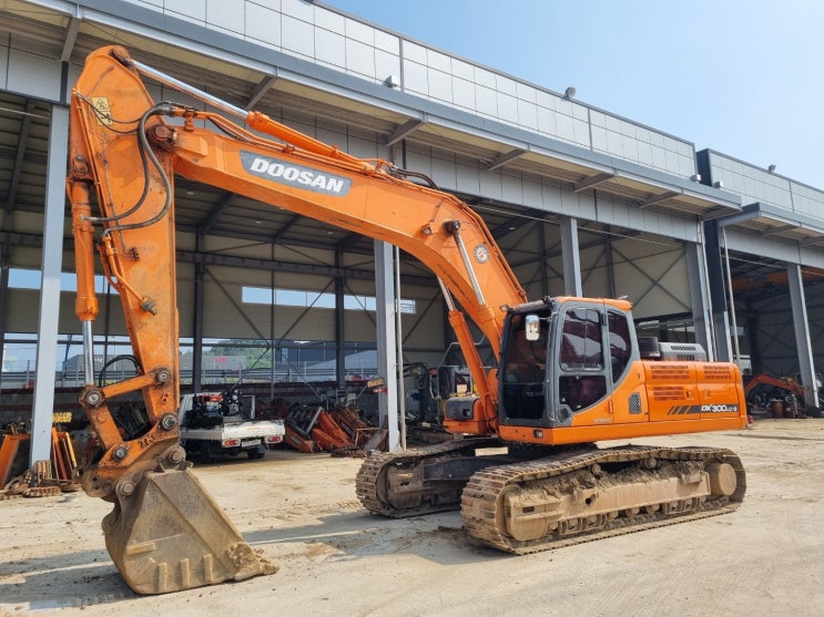  두산 DX300LC 2015년식 10 궤도형 중고굴삭기