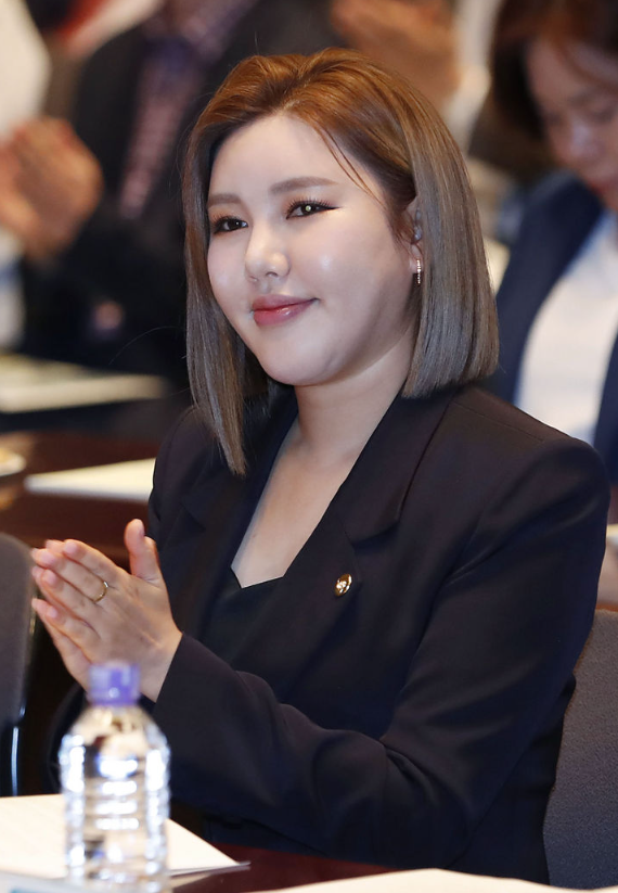 <b>송가인</b>, <b>초상권</b> 무단 도용한 투자 광고에 '강력 대응' 예고... 