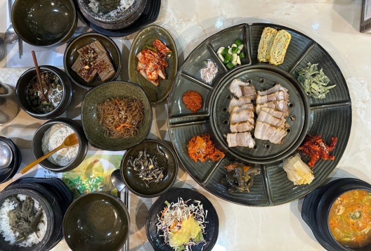  2인 3만원대 가족모임으로 좋은 푸짐하고 정갈한 한정식 '칡산에황제보쌈 곤드레돌솥밥'