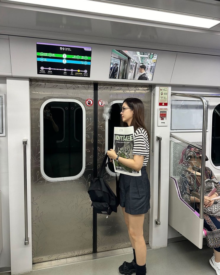  여름에 양말 코디와 함께 벨크로 스트랩으로 발 편한 슈즈 브랜드 나이키의 푹신한 조던 여자 샌들 w. 성유리