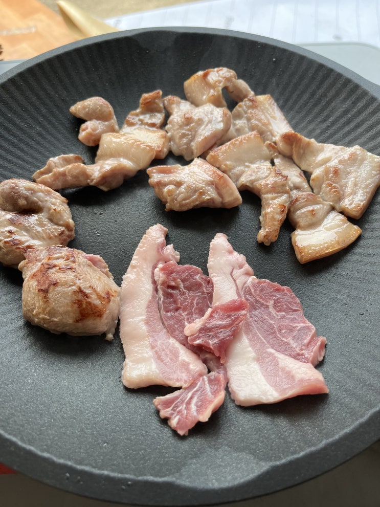  두드러기로 인한 강제 금주 중 / 아침부터 뒷고기 굽는 토요일 아침 / 강제로 머리 자르게 하려는../까불냥이
