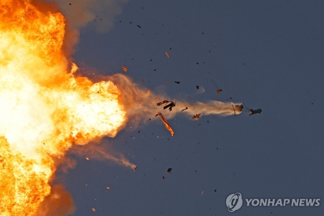 이스라엘군 "헤즈볼라, 공항 등 중부 겨냥…전투기 100대 출격" 이스라엘군 "헤즈볼라, 공항 등 중부 겨냥…전투기 100대 출격"