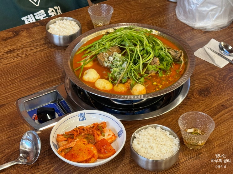  서초역맛집 삼삼뼈국 교대점 진한 국물 얼큰 미나리감자탕