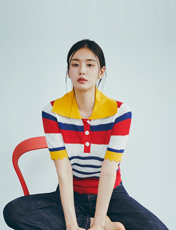  여름 비즈니스캐주얼 출근룩으로 딱인 안은진이 입은 단가라 패턴의 크로셰 여성 반팔 니트 코디 브랜드는?