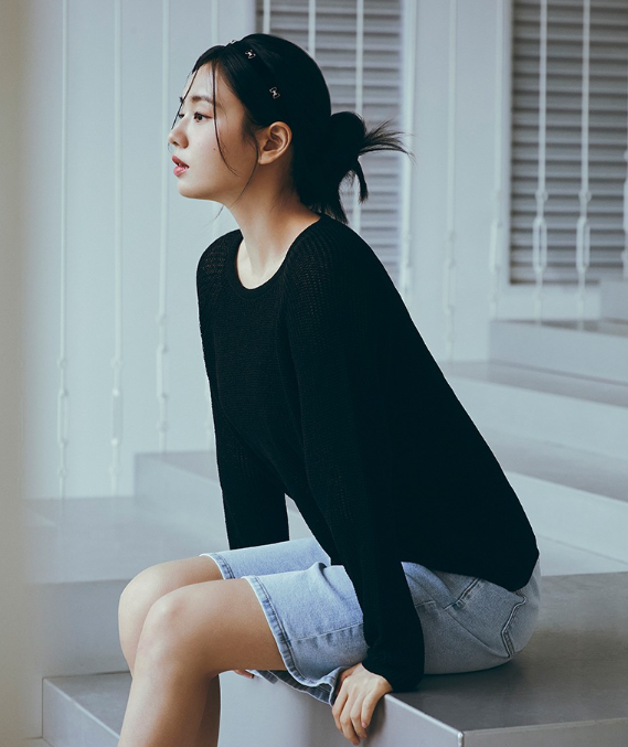  트렌디한 스타일을 제안하는 여자 청바지 종류 중 데님 타입의 버뮤다 팬츠 반바지 코디 브랜드는? w. 안은진