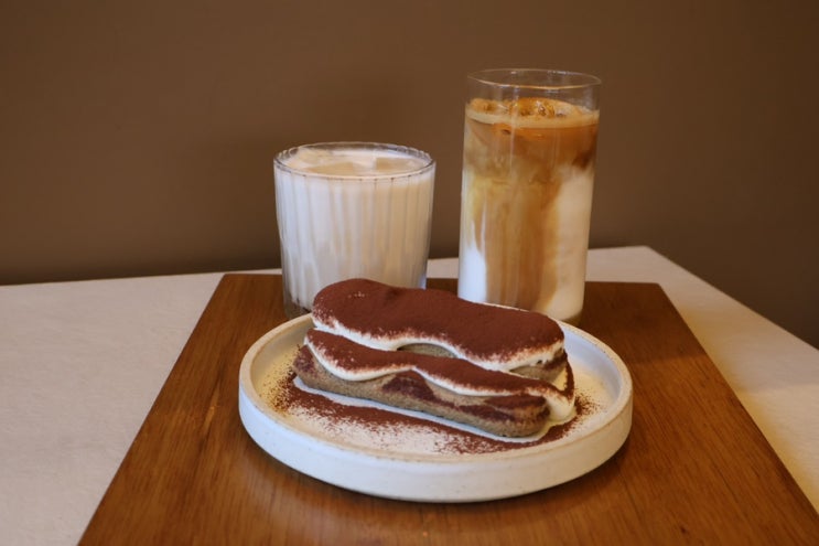  대전탄방동카페 간결함이 매력적인 티라미수맛집 컨사이스