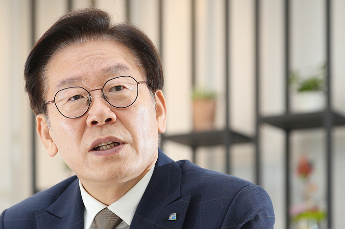  이재명 더불어민주당 대표, 법인카드 유용 의혹으로 검찰 강제수사