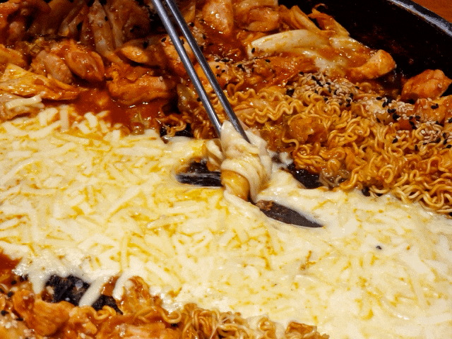  장인닭갈비 강남점ㅣ홀린듯이 들어가서 순삭한 치즈닭갈비