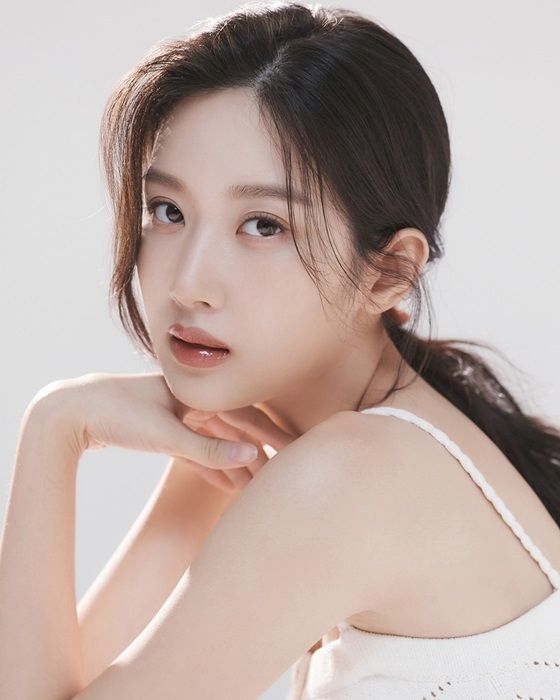 <b>문가영</b>, 마음도 예쁘네…첫 <b>산문집</b> '파타' 수익금 1억원 기부