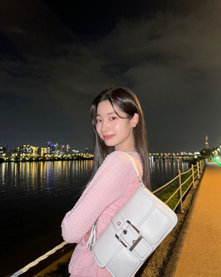  20대 여자 대학생의 설레는 첫 명품백으로 디자이너 명품 브랜드 마이클코어스 신상 가방의 매력 w. 다현