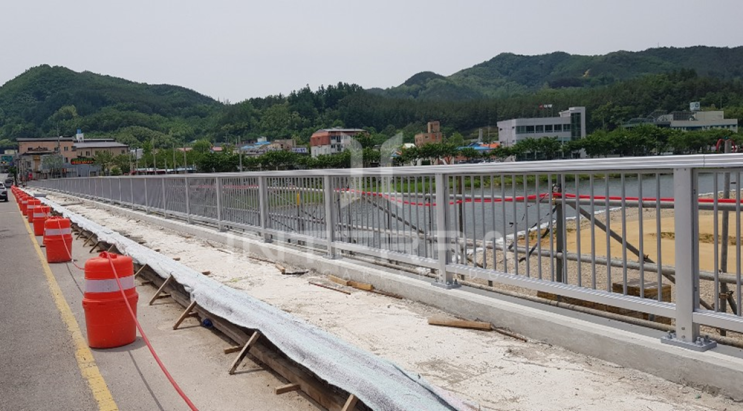  청송교 보수공사 난간교체 교량난간 알루미늄난간 보행난간 조형난간 경관디자인 경관설계 난간제작설치 난간시공