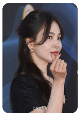 <b>송혜교 수지와</b> 친분+뱀파이어설에 입 열었다