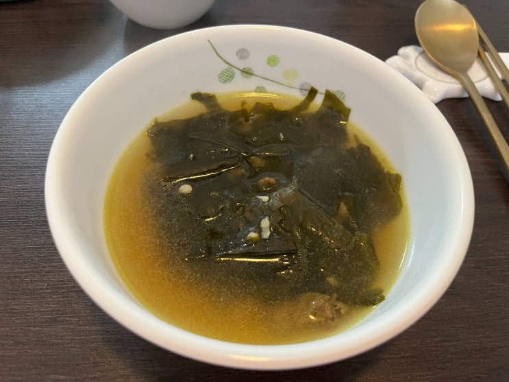  소고기를 듬뿍 넣어 만든 소고기 미역국