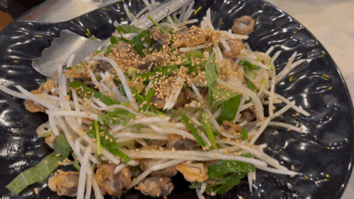  인천 데이트 필수 맛집! '꼬막식당'에서 간장꼬막과 불꼬막, 두 가지 정식 직접 비교 해보세요.