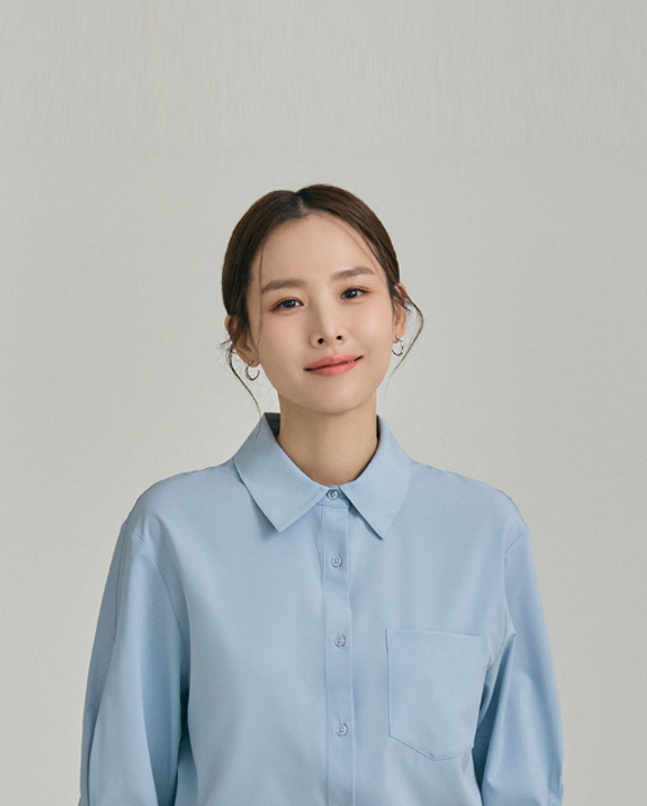  40대 데일리룩 패션에 여자 꾸안꾸룩 느낌 가득하며 시원하게 입기 좋은 클라비스 블루 반팔 셔츠 코디 w. 조윤희