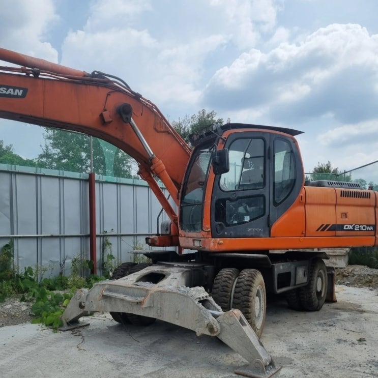 두산 DX210W 2014년식 5500만원 판매합니다. 두산 DX210W 2014년식 5500만원 판매합니다.