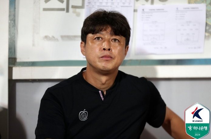 이관우 감독, 안산 그리너스 부임 첫 승리로 최하위 탈출 (천안에 3-2 승) 이관우 감독, 안산 그리너스 부임 첫 승리로 최하위 탈출 (천안에 3-2 승)