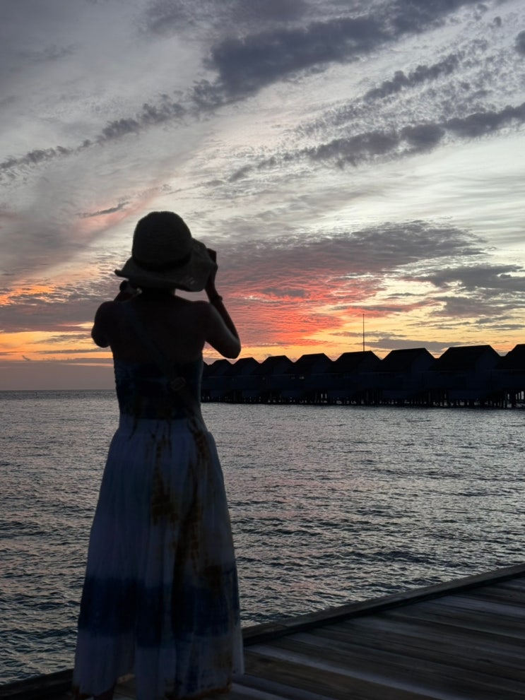 몰디브의 리조트 중 하나인 “아웃리거 몰디브 마푸시바루 리조트” (Outrigger Maldives Maafushivaru Resort) 몰디브의 리조트 중 하나인 “아웃리거 몰디브 마푸시바루 리조트” (Outrigger Maldives Maafushivaru Resort)