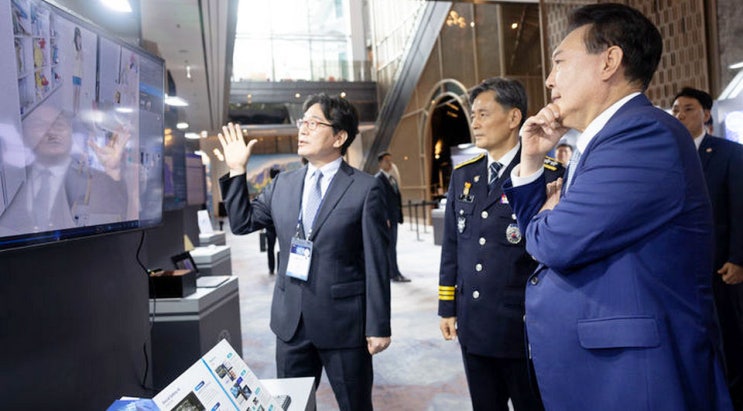 <b>윤석열 대통령</b>, <b>딥페이크</b> 탐지 시연 참관… 최정예 사이버... 
