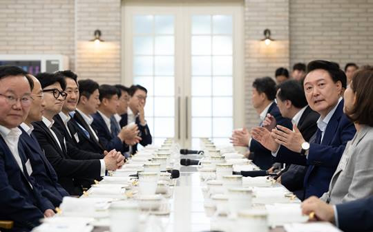 대통령실 의대증원 변함없다... 윤.한동훈 <b>만찬 추석</b> 이후로 연기