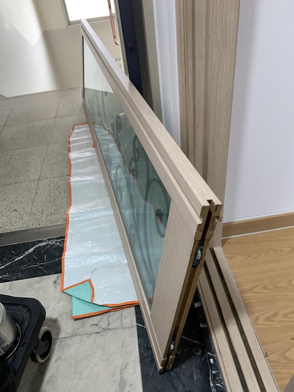 광교 현관중문고장수리 중문바퀴고장수리