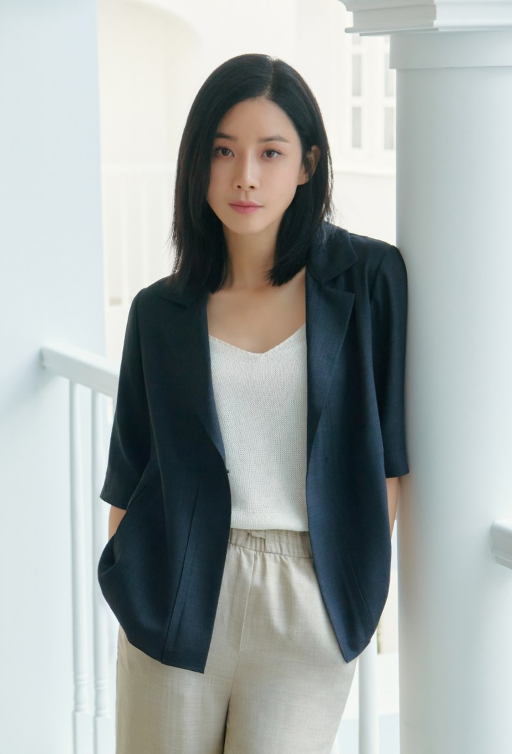  여름 날씨에 입기 딱 좋은 세련된 린넨 소재의 르투아 여자 반팔 싱글 블레이저 여자 자켓 코디 w. 이보영