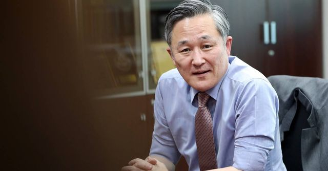 프로파일러 <b>표창원</b>, <b>훈남</b> 아들 깜짝 공개…축구선수 출신 (+사진)