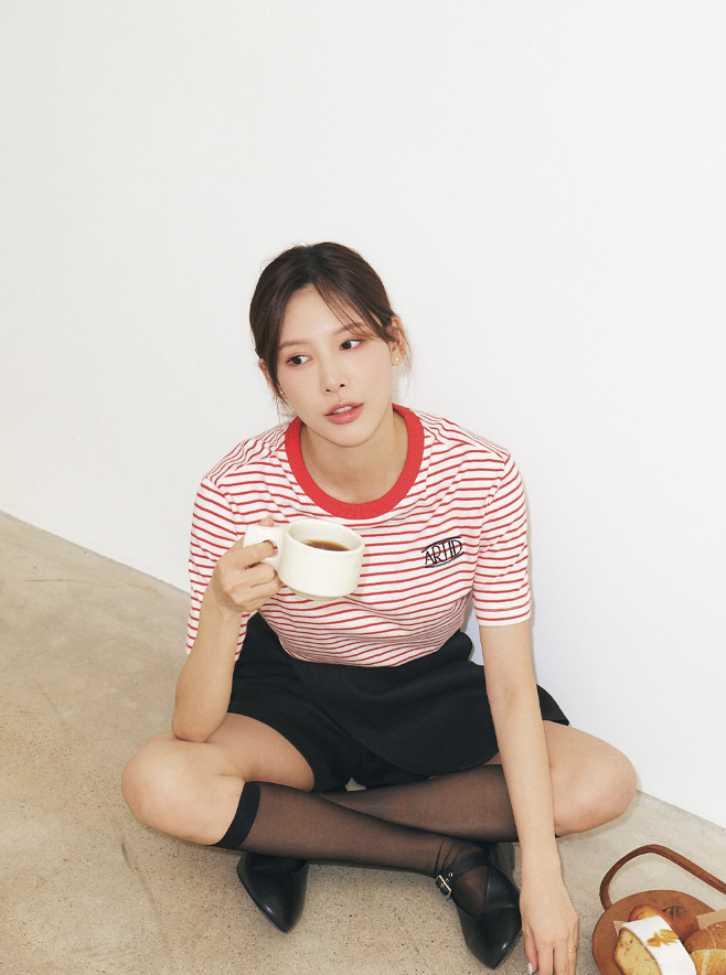  오늘 날씨처럼 더운날 꾸안꾸 옷차림으로 아티드 단가라 패턴의 기본 반팔 스트라이프 여자 티셔츠 코디 w. 이나연