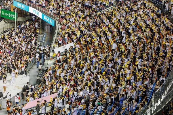 KBO리그, <b>프로야구</b> 역사 최초 <b>900만 관중</b> 돌파…1000만 달성... 