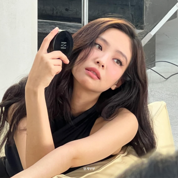  제니 헤라 화보 시크한 블랙 홀터넥 탑 어떤거?
