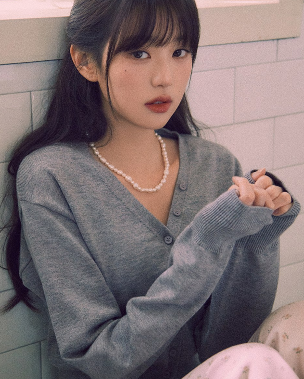  자연스런 아름다움이 매력인 여자 패션 브랜드 로라로라의 회색 니트 가디건 여성 코디 w. 장원영