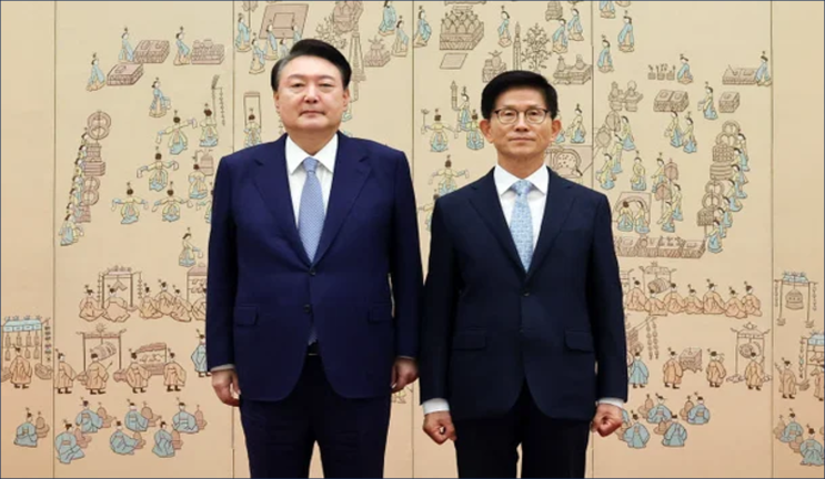 대통령이 노조를 부정하는 김문수를 노동부장관에 <b>임명장</b>