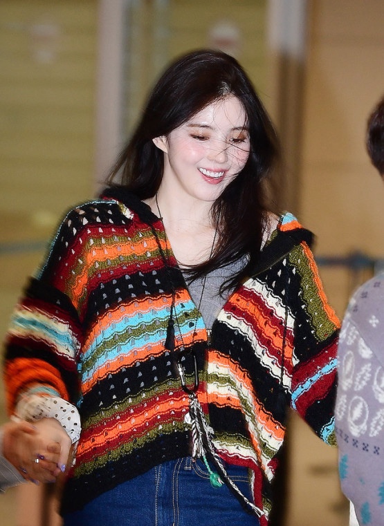 한소희 공항 | 어반 아웃피터스 가디건ㅣ오픈yy 목걸이ㅣ헤더먼트 나시티