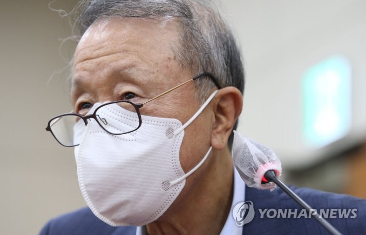 검찰, '<b>홍원식</b> 전 회장 <b>200억 횡령</b> 의혹' 남양유업 전 대표... 