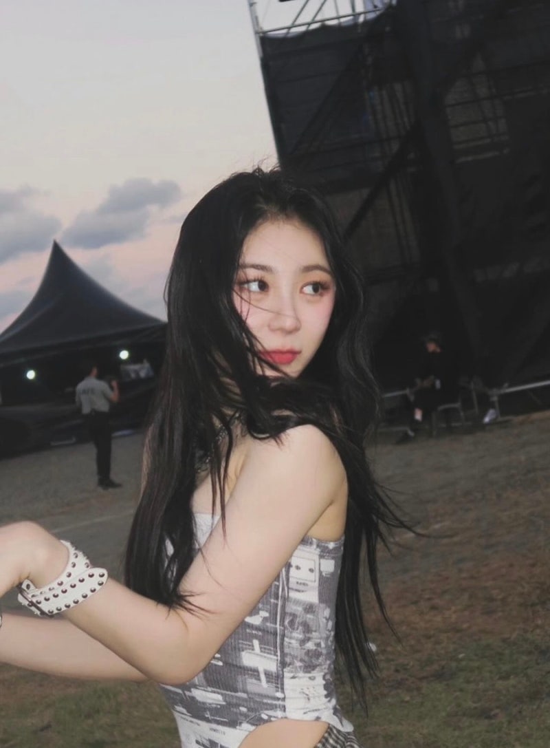 이채연 튜브탑 몸매 라인 과시 프로필 나이