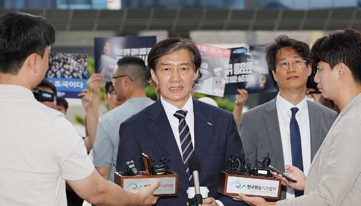 <b>조국</b>, 참고인 신분으로 <b>검찰 출석</b>…‘중진공 이사장 임명... 