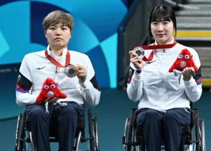 <파리패럴림픽> '14살 차이' <b>서수연</b>-<b>윤지유</b>, 여자 <b>탁구</b> 복식... 