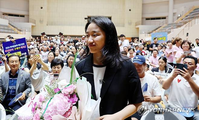 귀국 23일 만에 <b>고향</b> 찾은 <b>안세영</b>, <b>나주</b>서 환영식