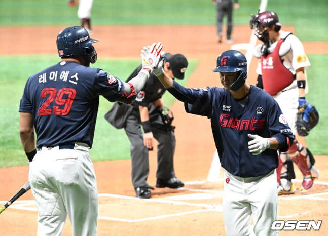 <b>롯데</b>, 키움 8-2 격파하고 2연승…손호영·<b>나승엽</b> <b>홈런</b>&정현수... 