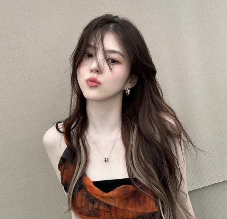 한소희 | 여성 레드 원피스 아크네스튜디오 | 부쉐론 목걸이 귀걸이 BOUCHERON