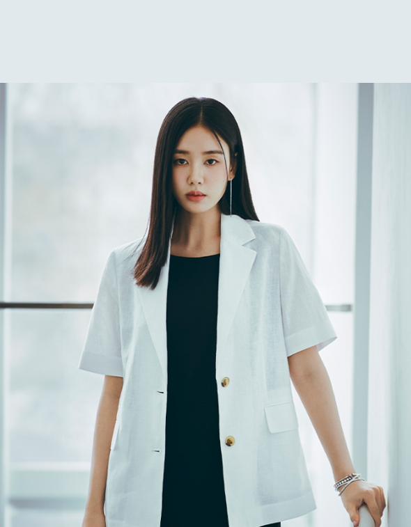  자켓과 함께 폴리재질의 여자 패션 브랜드 셀렙샵 블랙 민소매 나시 롱 원피스 코디 추천 ft. 안은진