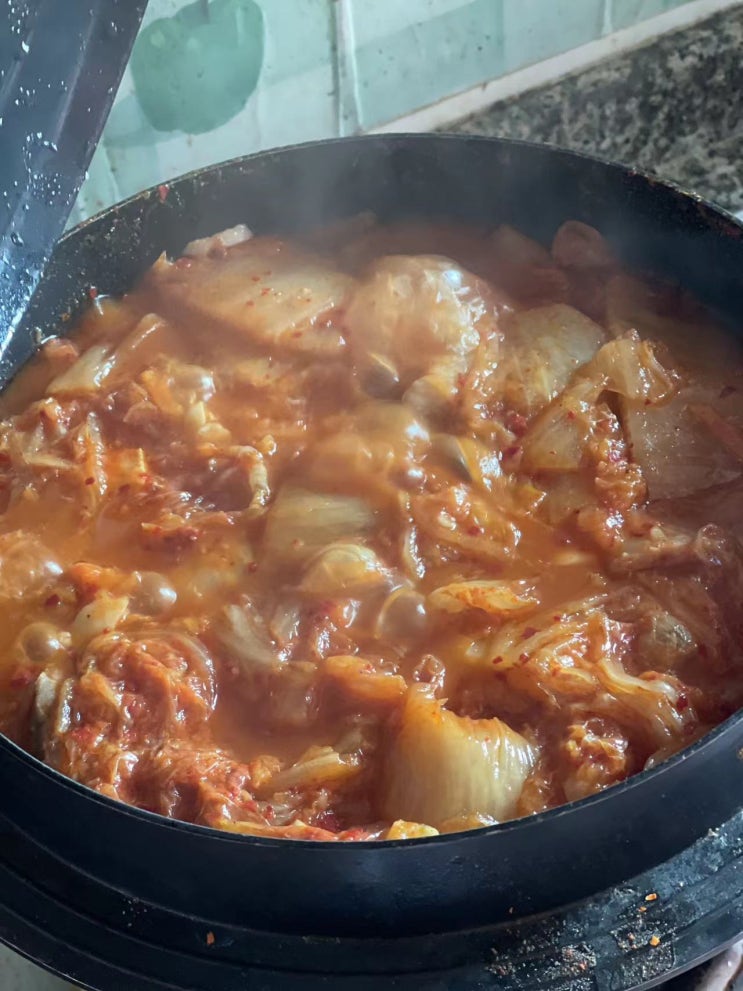  아이들 일어나기 전에 먼저 아침 일찍 일어나서 김치찜 하면서 아침 준비
