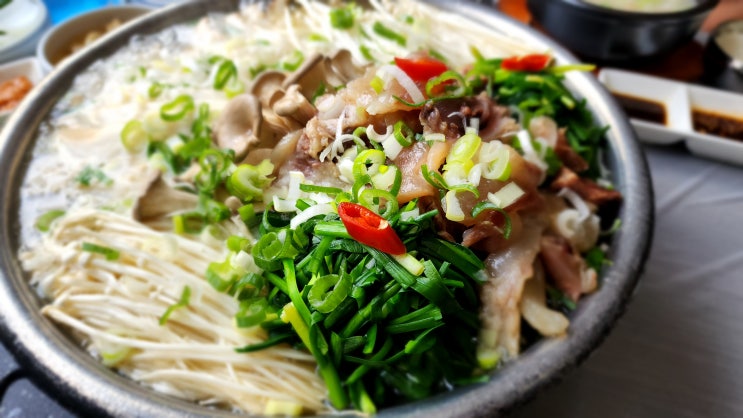  김해 삼계 이준수 한우사골곰탕 (도가니수육)