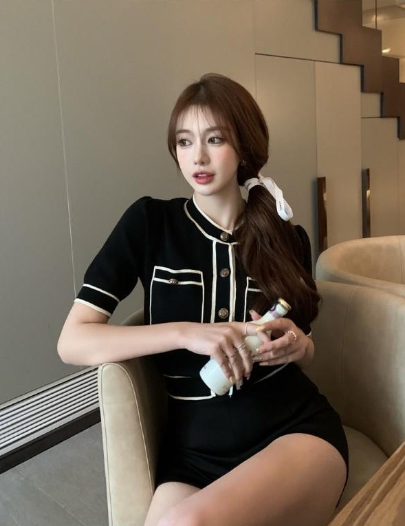  금장 단추로 세련된 무드를 전달해 여자 소개팅룩으로 좋은 선택인 여름 반팔 니트 여자 가디건 코디 추천
